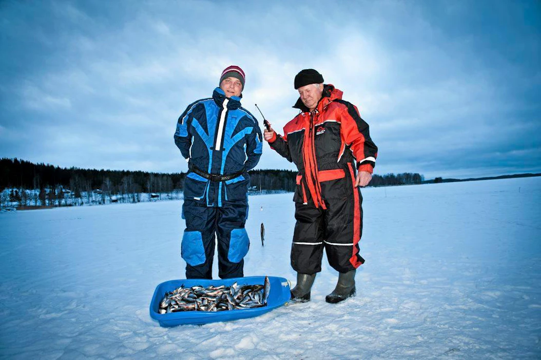 Venäläisiä matkailijoita Jaakko Poutun Leppäniemen hirsihuvilat vieraina, pilkillä, kala, Egorov, Pavel Egorov, Vladimir Mironov