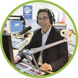 Raino Hurme on työskennellyt Metsäradiossa vuodesta 1985. Ohjelmaa on tehty jo vuodesta 1945 lähtien.