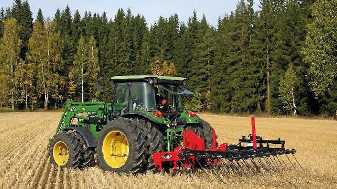 Kolme metriä leveä olkihara on kevyt vetää. Valmistaja suosittelee 15–20 km ajonopeutta, minkä jatkuva ylläpitäminen edellyttää tasaista peltoa ja mieluiten ohjaamojousituksella varustettua traktoria. Haralla kannattaa ajaa viistosti puimurin karheisiin nähden, jolloin rajoittaa eniten kuskin pysyminen penkillä. Teoreettinen tuntisaavutus on viiden hehtaarin luokkaa, käytännössä pellon epätasaisuudet pudottavat saavutusta jonkin verran.
