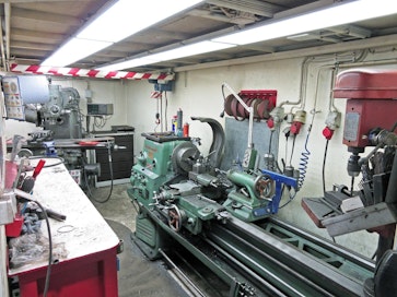 Rakensin sorvaushuoneeseen kevyen siltanosturin. Se on tarpeen etupäässä raskaiden sorvin istukoiden nostamiseen niitä vaihdettaessa. Nosturi kattaa lähes koko huoneen, joten sitä voi tarvittaessa käyttää myös ruuvipuristimen ja muiden välineiden nostamiseen jyrsimen pöydälle.