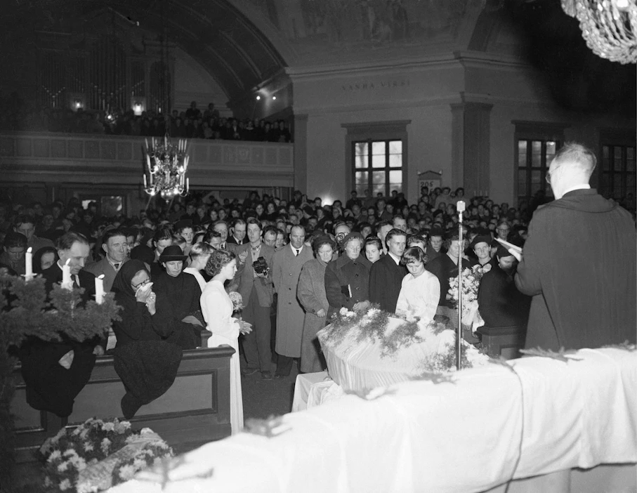 Kyllikki Saaren ruumiin siunaaminen 25. lokakuuta 1953. Hautajaiset keräsivät laajan osanottajajoukon.