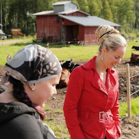 Kansanedustaja Hanna Sarkkinen (oikealla) vieraili Hanna Luukisen maitotilalla maanantaina. Tilalla on uusi parsinavetta. Lehmät viettävät kasvukaudella päivät laitumella.