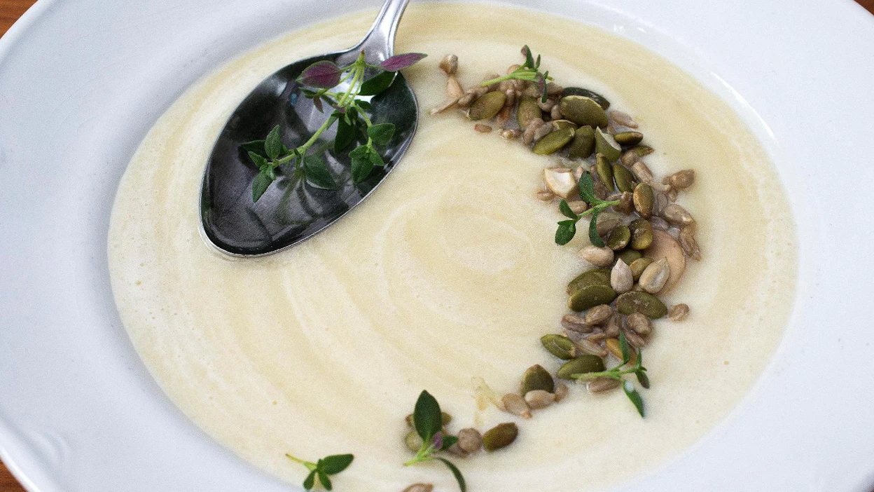 Kermaisen pehmeän maa-artisokkakeiton viimeistelee paahdettu siemensekoitus ja tuore timjami.