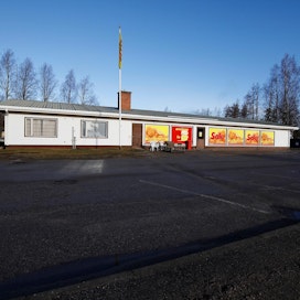 Lakkautettu Pylkönmäen Sale kuvattuna huhtikuussa. Nyt tiloissa on Pylkön Jätti.