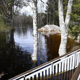 Vedenpinta on torstaina ylhäällä Kittilässä Palvelutalo Pääskylän edustalla. Lehtikuva / Aku Häyrynen