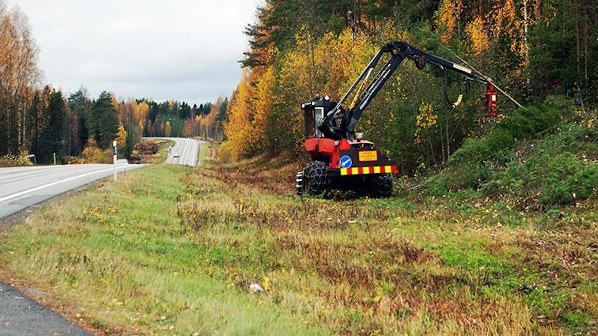 Puista poistetaan maanteiden takaluiskista. Poistettu puusto myydään eteenpäin jatkokäyttöön.
