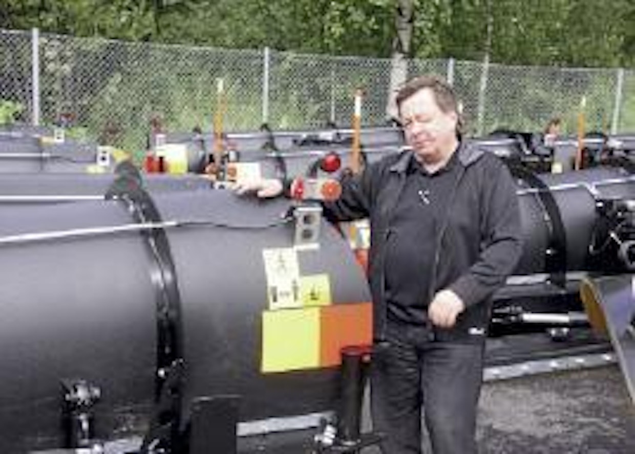 Ismo Virtasen mukaan vankalla muovisiivellä varustettu aura on osoittautunut nuoskalumella melko liukkaaksi laiteeksi.