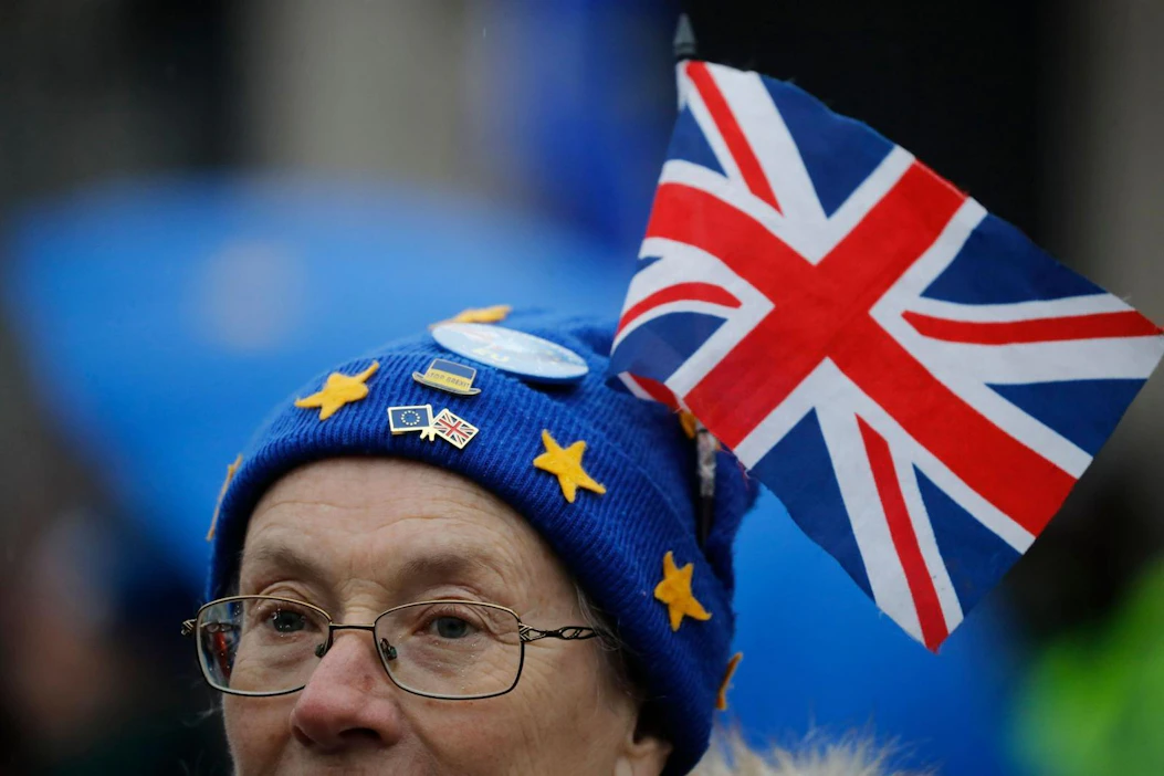 Tänä vuonna ostoksia, esimerkiksi vaatteita, voi tuoda Britanniasta ilman arvorajoituksia omaan käyttöön. Ensi vuoden alusta tilanne voi olla toinen. LEHTIKUVA/AFP