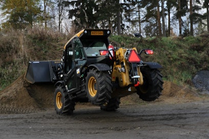 LSI-valvontajärjestelmä varoittaa, jos nostetaan liian suurta kuormaa liian etäälle. Kuljettaja voi vetää puomin saman tien takaisin, mikäli eteenpäin ajo on valittuna.