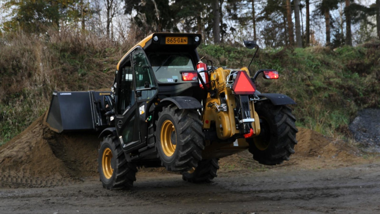 LSI-valvontajärjestelmä varoittaa, jos nostetaan liian suurta kuormaa liian etäälle. Kuljettaja voi vetää puomin saman tien takaisin, mikäli eteenpäin ajo on valittuna.