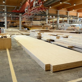 Stora Enson itävaltalaisella Ybbsin sahalla on valmistettu clt-puuelementtejä vuodesta 2011 lähtien. Valmiiksi työstetyt elementit kuljetetaan rekoilla rakennustyömaille.