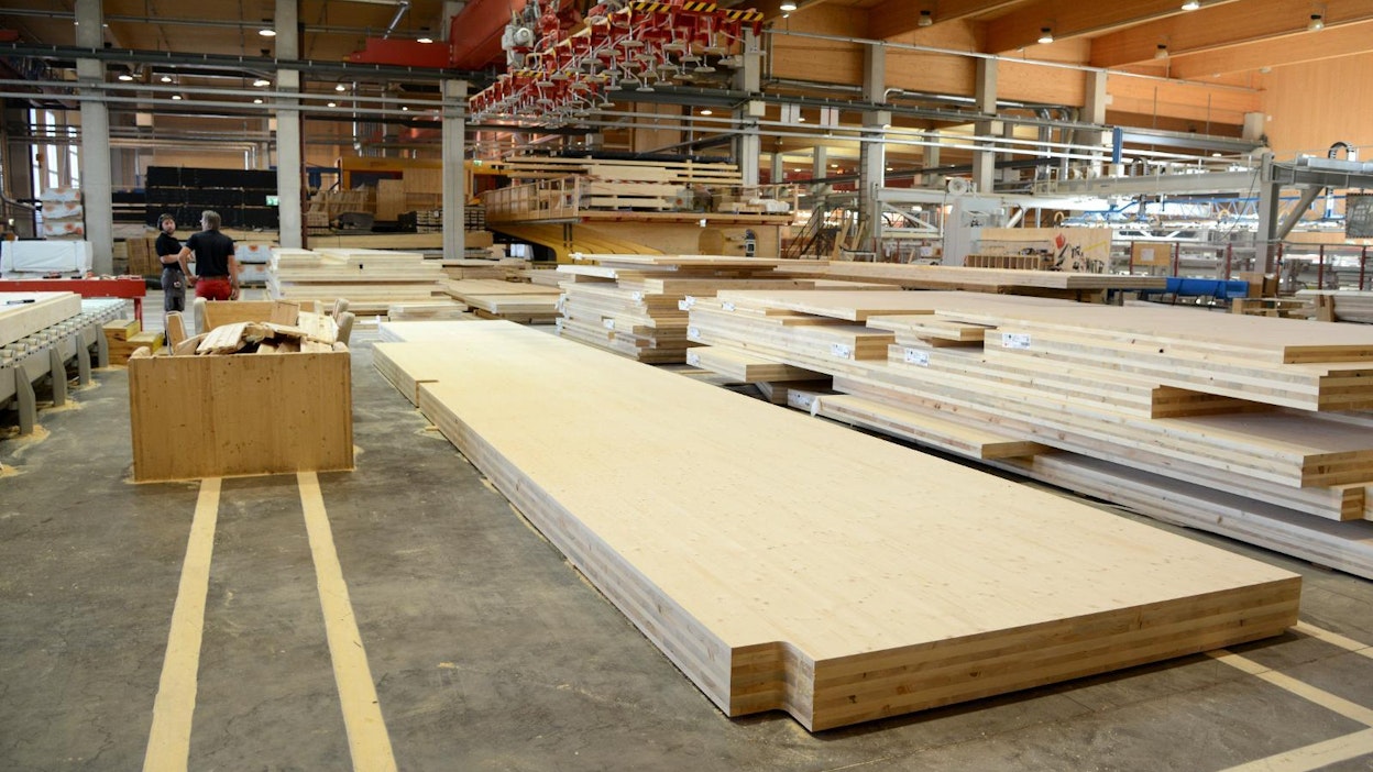 Stora Enson itävaltalaisella Ybbsin sahalla on valmistettu clt-puuelementtejä vuodesta 2011 lähtien. Valmiiksi työstetyt elementit kuljetetaan rekoilla rakennustyömaille.