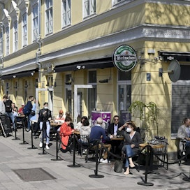 Ihmisiä nauttimassa auringosta ravintolaterassilla Turussa tänään. LEHTIKUVA / ANTTI AIMO-KOIVISTO