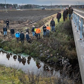 Ojaisännöintikoulutuksen osallistujat vierailivat viime torstaina tutustumassa Tölbyn jokeen Mustasaaressa. Joki on perattu viime syksynä.