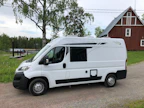 Retkeilyauto on tehty pakettiautoon eikä herätä karavaaniraivoa muissa autoilijoissa. Sisätiloissa joutuu tyytymään kompromisseihin.