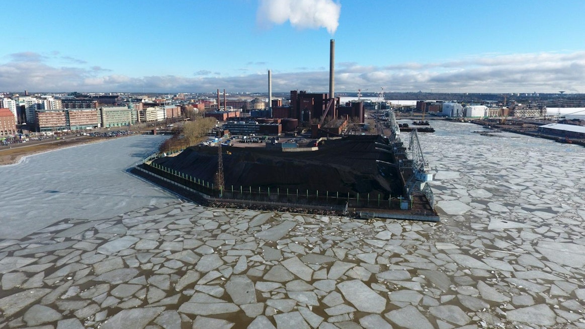 Energiateollisuuden mukaan kivihiilen osuus lämmöntuotannosta oli viime vuonna 11 prosenttia. Kuvassa Hanasaaren voimalaitos ja hiilikasa Helsingissä.  LEHTIKUVA / VESA MOILANEN