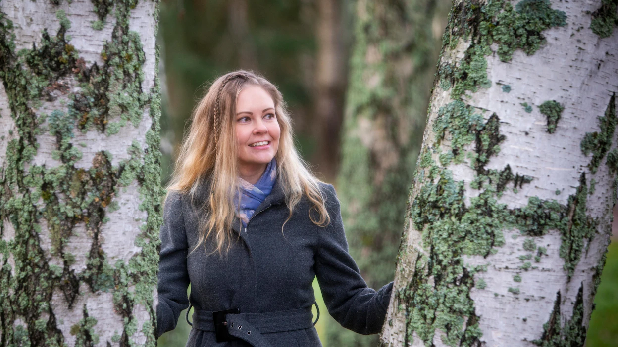 Satu Heimosen tuorein Soinnut solmussa -teos ilmestyi viime syksynä. Sitä ennen hän on julkaissut viisi eläinaiheista romaania. Vasta viime syksynä häntä haastateltiin ensimmäisen kerran lehtijuttua varten.