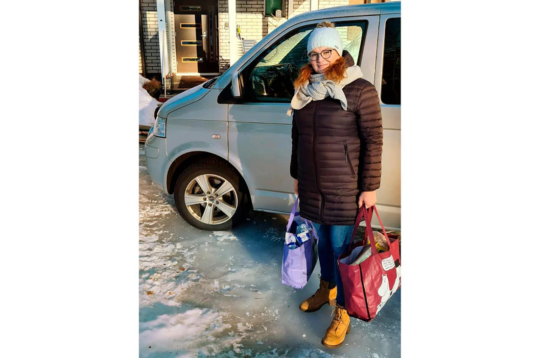 Riitta Mäkeläinen perusti Facebookiin naapuriapuryhmän, kun koronatilanteen laajuus valkeni. Ryhmän kautta ihmiset voivat ilmoittautua auttamaan syrjäkylillä asuvia riskiryhmiin kuuluvia.