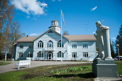 Suomen Naisten Huoltosäätiö eli nykyinen Lotta Svärd Säätiö rakennutti Lottamuseon vuonna 1995 Tuusulan Syvärantaan paikalle, jossa sijaitsi tulipalossa vuonna 1947 tuhoutunut Lottaopisto.