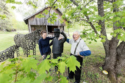 Jaana Pärssinen ja Vilho Juusela sekä hevosenkengistä tehty Isäntä ja hevoset -teos. Lapsilla on tapana istahtaa rautaratsun selkään. ”Kyllä se kestää aikuisenkin painon”, Juusela naurahtaa.