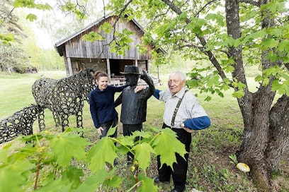 Jaana Pärssinen ja Vilho Juusela sekä hevosenkengistä tehty Isäntä ja hevoset -teos. Lapsilla on tapana istahtaa rautaratsun selkään. ”Kyllä se kestää aikuisenkin painon”, Juusela naurahtaa.