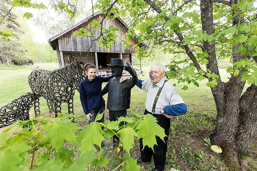 Jaana Pärssinen ja Vilho Juusela sekä hevosenkengistä tehty Isäntä ja hevoset -teos. Lapsilla on tapana istahtaa rautaratsun selkään. ”Kyllä se kestää aikuisenkin painon”, Juusela naurahtaa.