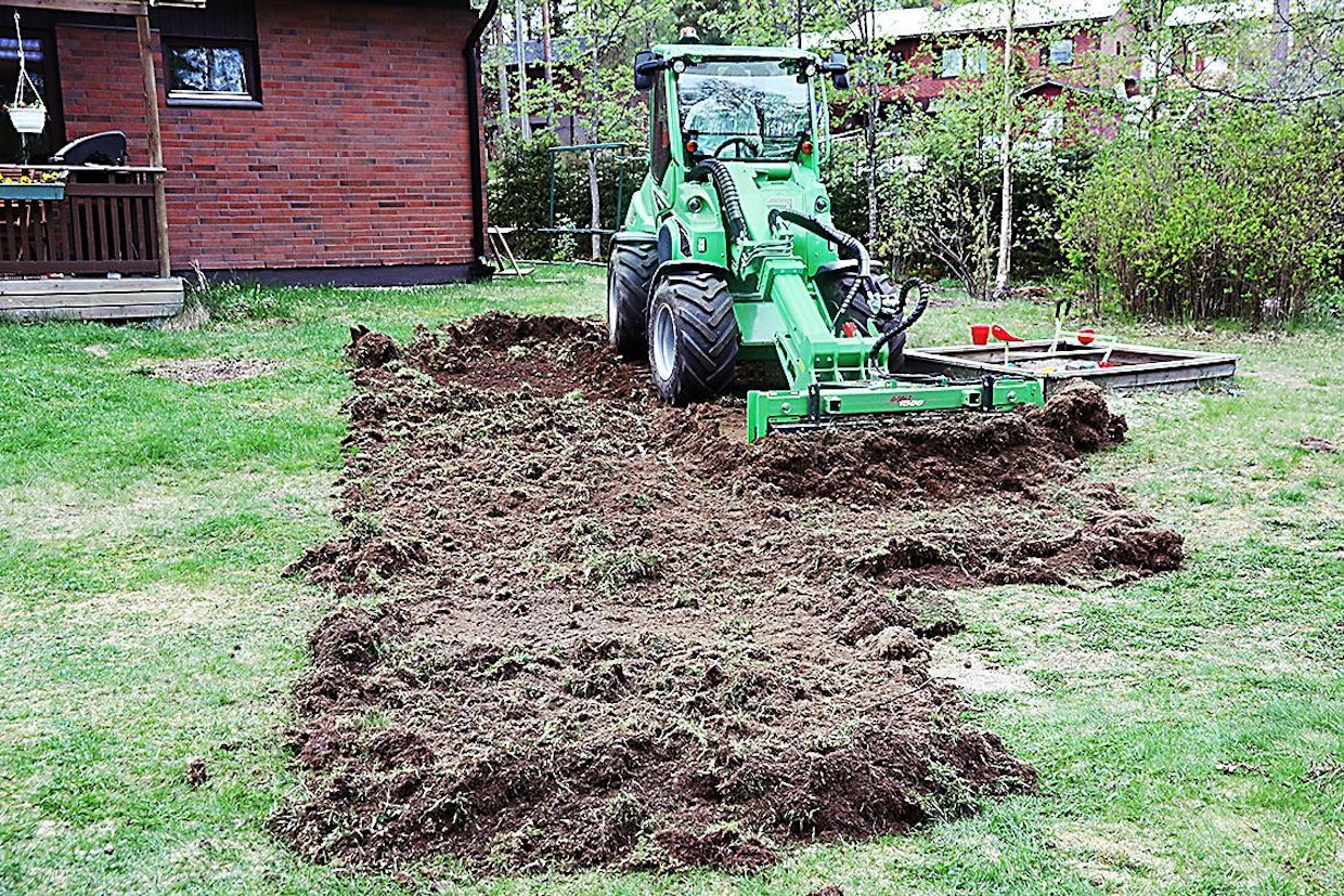 Edestakaisin ajettaessa nurmen saa kuohkeutumaan, mutta etenkin sammal siirtyy kasaksi pihan perälle.