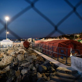 Dikilissä rakennettiin sunnuntaina telttoja kaupunkiin EU:sta palautettaville pakolaisille. LEHTIKUVA/AFP