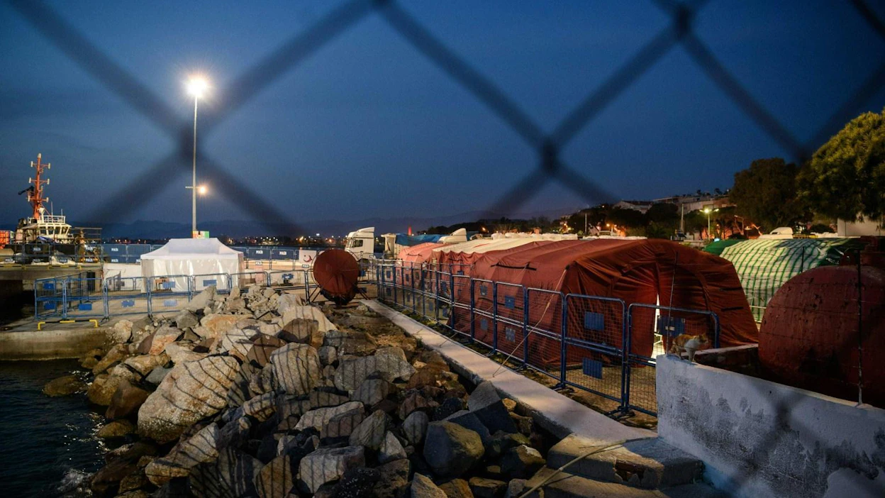 Dikilissä rakennettiin sunnuntaina telttoja kaupunkiin EU:sta palautettaville pakolaisille. LEHTIKUVA/AFP