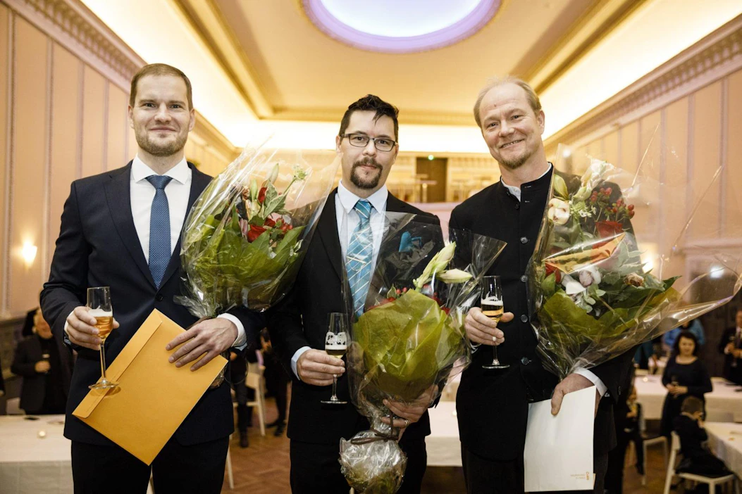 Palkitut Hermanni Hyytiälä, Petri Jaakola ja Jukka Lagerblom Vuoden Isä 2019 -palkitsemistilaisuudessa. LEHTIKUVA / SEPPO SAMULI
