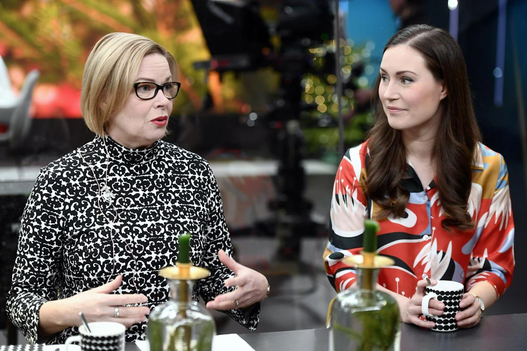 Pääministeri Sanna Marin (oik.) valmistautui Ylen TV1:n Ykkösaamu-ohjelmaan toimittaja Seija Vaaherkummun kanssa vuonna 2019. Vaaherkumpu on yksi Vuoden journalisti -ehdokkaista.