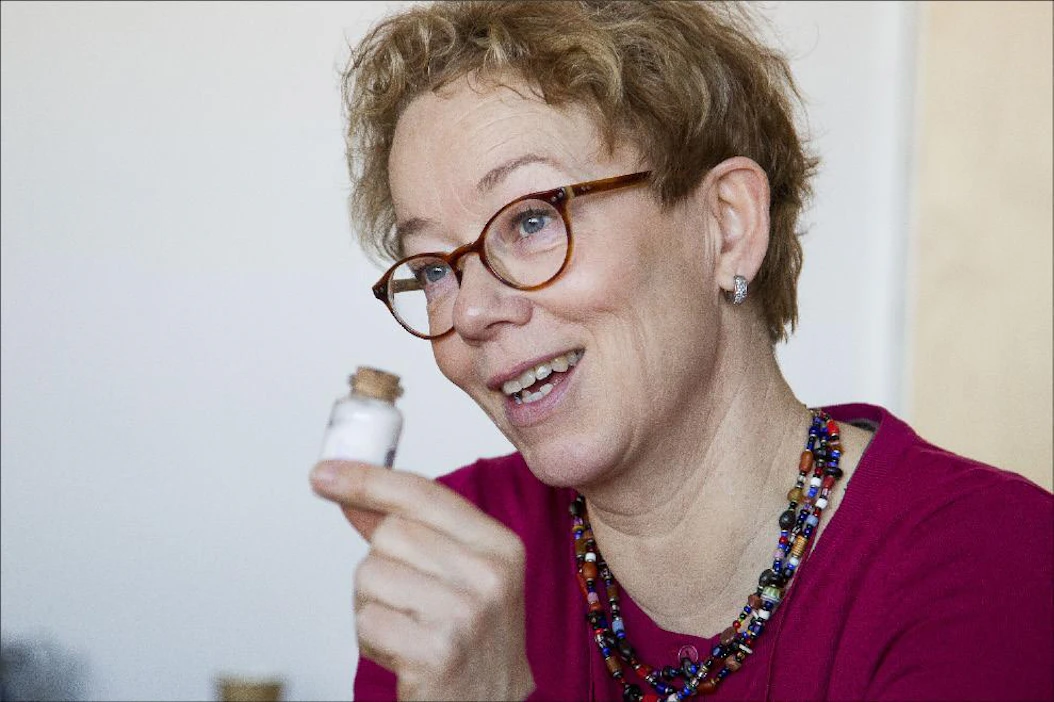 Rypsiproteiini sopii syötäväksi, mutta myös ihonhoitoon. Tutkimuspäällikkö Raija Lantto esittelee espanjalaisyrityksen kehittämää ihovoidetta. Markku Vuorikari
