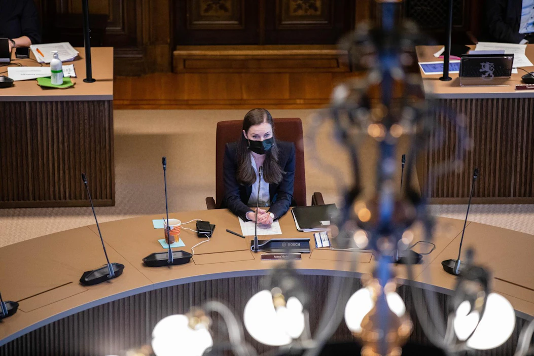 Pääministeri Sanna Marin (sd.) ennakoi perjantaista pitkää päivää. Tavoite on saada puoliväliriihi valmiiksi perjantaina.