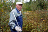 Risto Välilä mittaa MT:n seurantametsän puiden pituuden vuosittain.