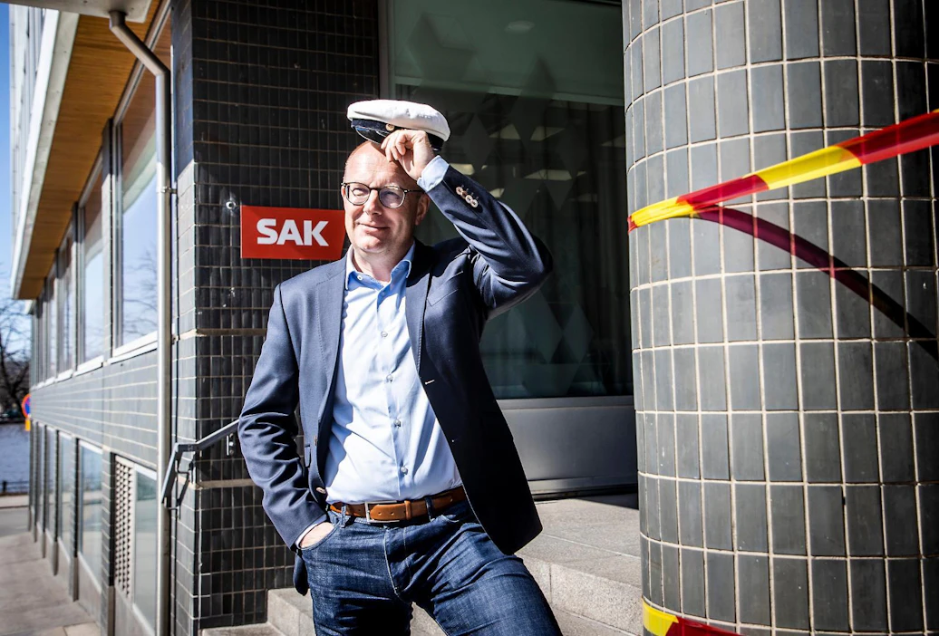 Barrikadilla. SAK:n puheenjohtaja Jarkko Eloranta laskee hevosenleikkiä Etelärannan työnantajien suuntaan. Pitkänsillanrannan betoniportaikko oli vapun alla remontissa.