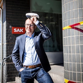 Barrikadilla. SAK:n puheenjohtaja Jarkko Eloranta laskee hevosenleikkiä Etelärannan työnantajien suuntaan. Pitkänsillanrannan betoniportaikko oli vapun alla remontissa.