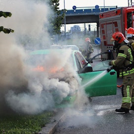 Autopalot ovat vaarallisia sammuttaa, sillä palo levittää myrkyllistä savua ja autosta voi lentää palon aikana esineitä.