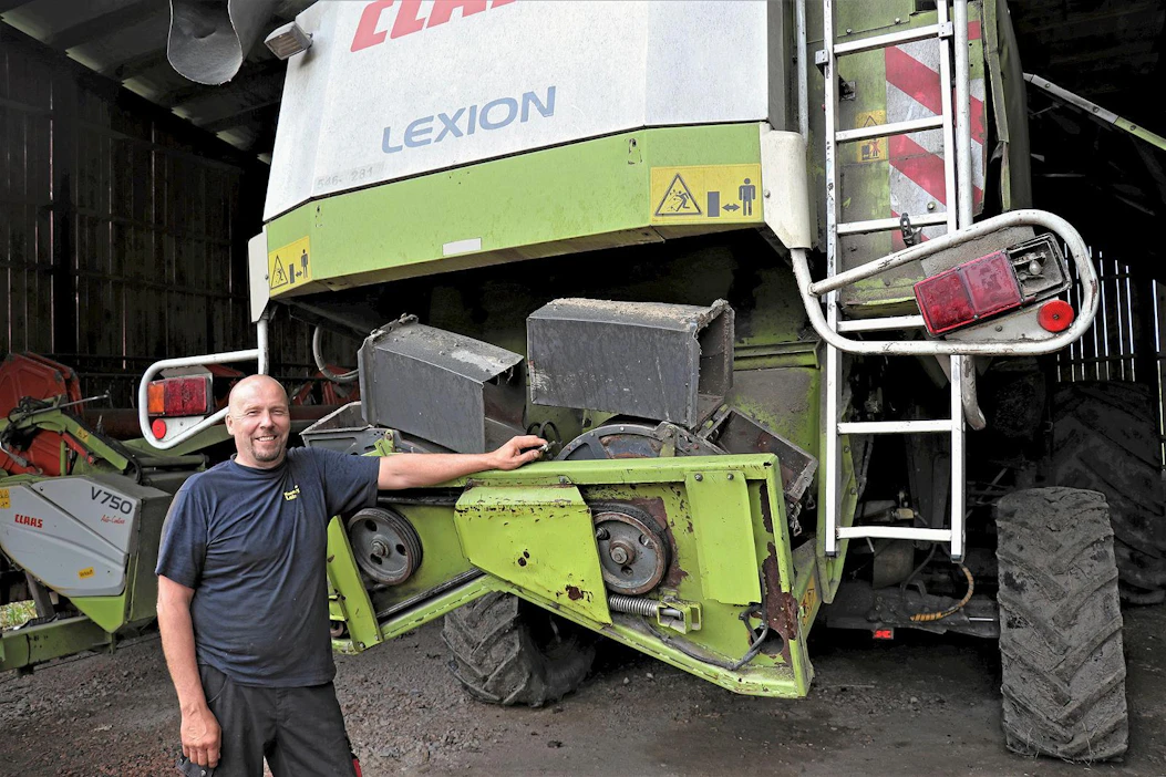 Huoltoyrittäjä Heikki Leino huoltaa leikkuupuimurit käytännössä tiloilla, mihin paras hetki on syksyllä puintien jälkeen. – Puimuri kannattaa ainakin puhdistaa syksyllä, muttei sitä sentään kiillottaa tarvitse, hän naurahtaa.