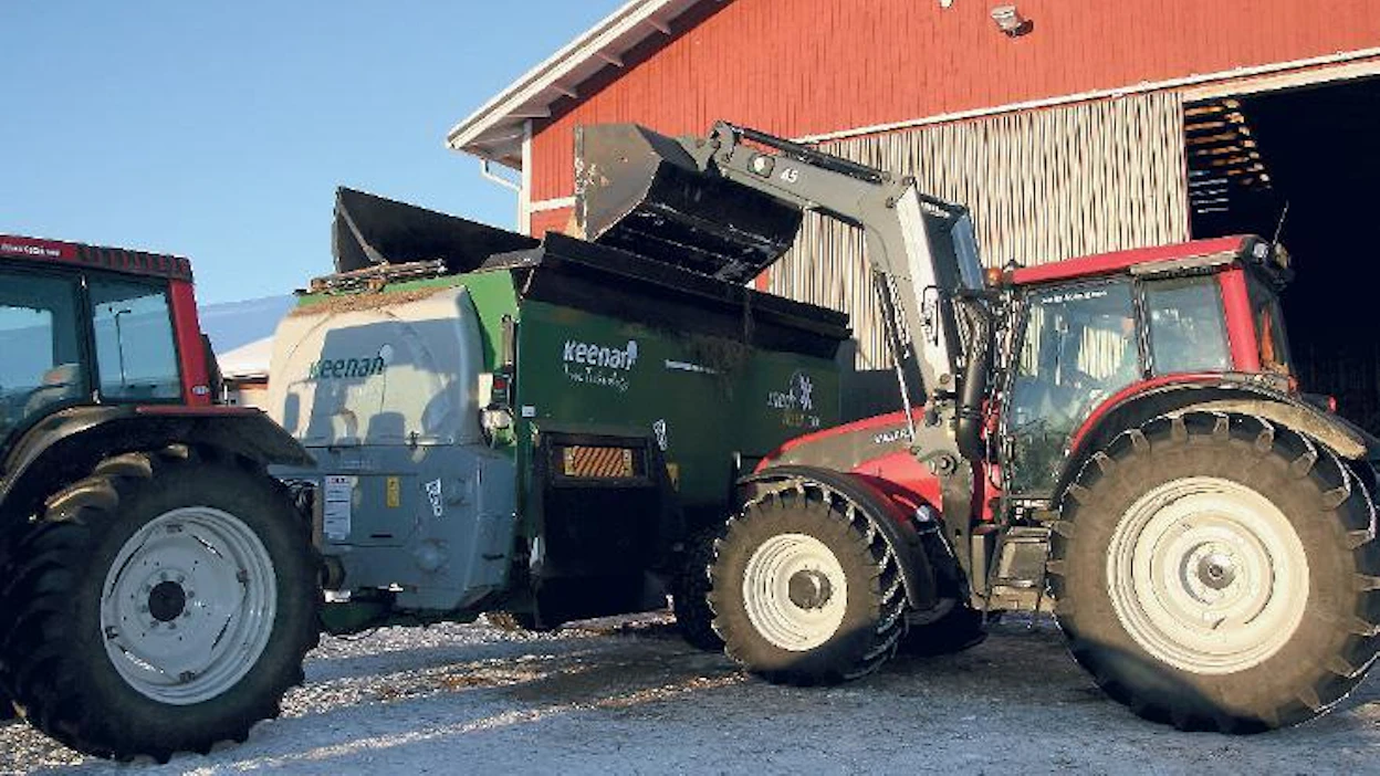 Keenan on suhteellisen korkea vaunu, mutta täyttö onnistuu etukuormaajalla. Vaakanäyttö on etukulmassa, josta sitä voidaan kääntää tarpeen mukaan. Vetoaisan korkeutta voidaan säätää traktorin mukaan.