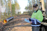 Alavutelainen koneurakoitsija Sauli Mastosalo on rakentanut ja perusparantanut vuonna 1958 alkaneen uransa aikana satoja kilometrejä metsäteitä. Viime vuosina pääpaino on ollut perusparannuksissa, joten tämän reilun kilometrin mittaisen, Otso Metsäpalvelut Oy:n toteuttaman uuden metsätien rakentaminen toi kaivuuseen mukavaa vaihtelua.