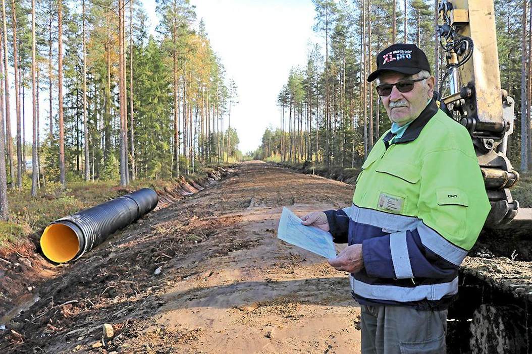 Alavutelainen koneurakoitsija Sauli Mastosalo on rakentanut ja perusparantanut vuonna 1958 alkaneen uransa aikana satoja kilometrejä metsäteitä. Viime vuosina pääpaino on ollut perusparannuksissa, joten tämän reilun kilometrin mittaisen, Otso Metsäpalvelut Oy:n toteuttaman uuden metsätien rakentaminen toi kaivuuseen mukavaa vaihtelua.