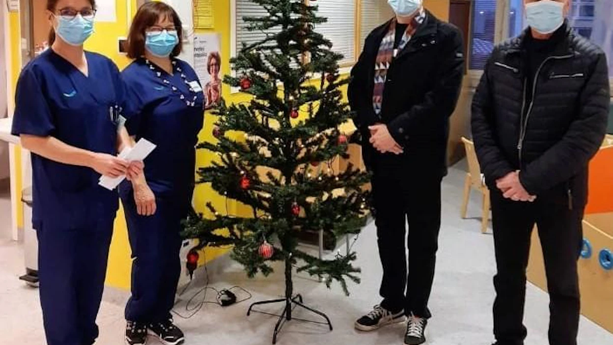 Huutokauppatuloja lahjoittamassa Mikko Rantakallio ja Juha Helkala toimintayksikön esimiehelle Sari Kraftille ja tiimivastaava Minna Luodolle.