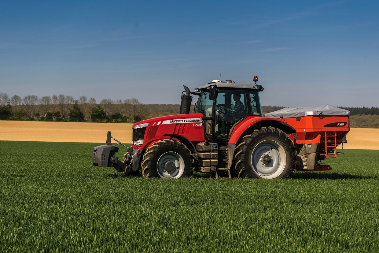 Massey-Ferguson sai kunniamaininnan uudesta Dynamic Top-Link Control -innovaatiostaan. Traktoriin asennetut sensorit mittaavat jatkuvasti työskentelyn aikana työkoneen ja traktorin välistä kulmaa sekä etuakselin asentoa. Järjestelmään syötetään samanaikaisesti GPS- pohjaista tietoa pellon muodoista ja näiden perusteella Dynamic Top-Link Control säätää hydraulisen työntövarren pituutta. Tavoitteena on parantaa esimerkiksi lannoitteen pintalevityksen tarkkuutta säätämällä levittimen asento optimaaliseksi kulloisissakin olosuhteissa. (MT)