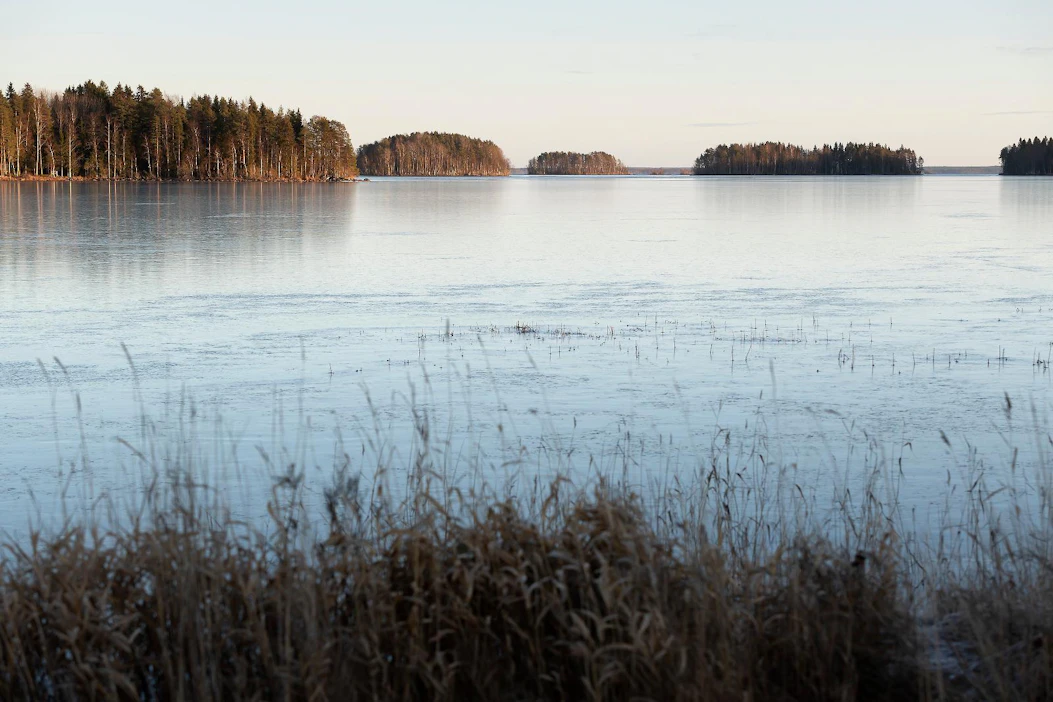 Hiiliaineksen valunnan lisääntyminen kiihdyttää järvien mikrobitoimintaa, jolloin niistä vapautuu ilmakehään yhä enemmän hiilidioksidia.