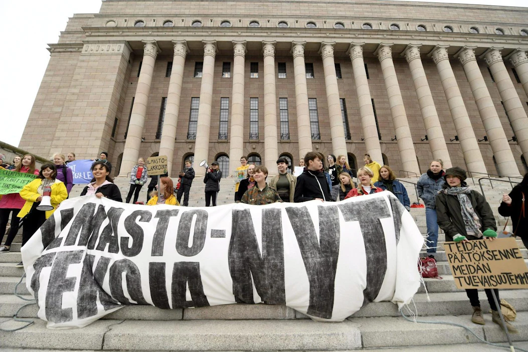 Nuoret ilmastolakkolaiset vaativat kunnollisia ilmastotoimia aikuisilta ja poliitikoilta Eduskuntatalon portailla toukokuussa. LEHTIKUVA / VESA MOILANEN