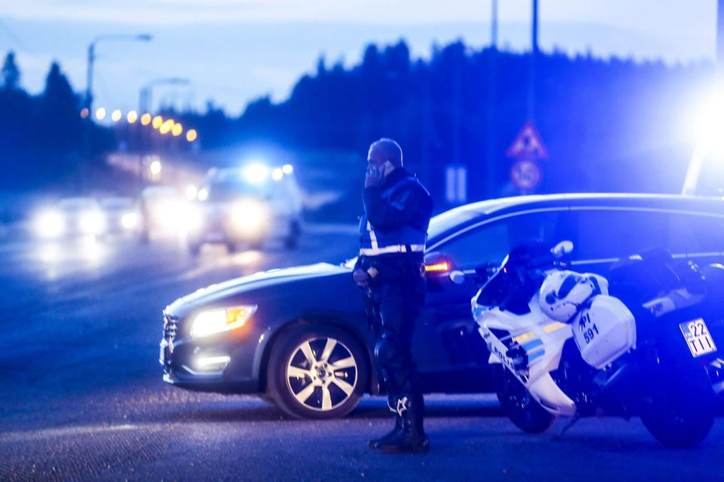 Poliiseja Hämeenkyrön ja Ikaalisten välillä sunnuntaina. Poliisi otti kiinni kaksi ihmistä epäiltynä Porvoon poliisiammuntatapaukseen. LEHTIKUVA / MIKA KANERVA