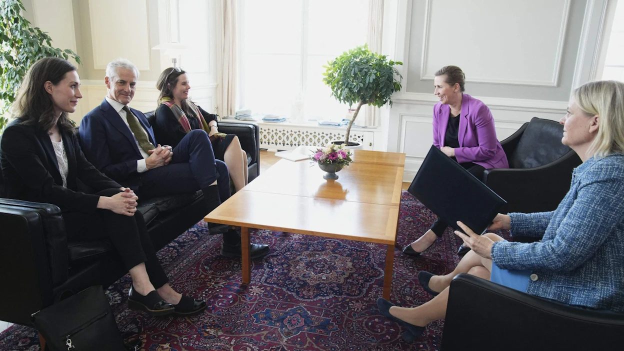 Pohjoismaiden pääministerit keskiviikkona Kööpenhaminassa: vasemmalta Sanna Marin, Norjan Jonas Gahr Störe, Islannin Katrin Jakobsdottir, Tanskan Mette Frederiksen ja Ruotsin Magdalena Andersson. Lehtikuva/AFP.