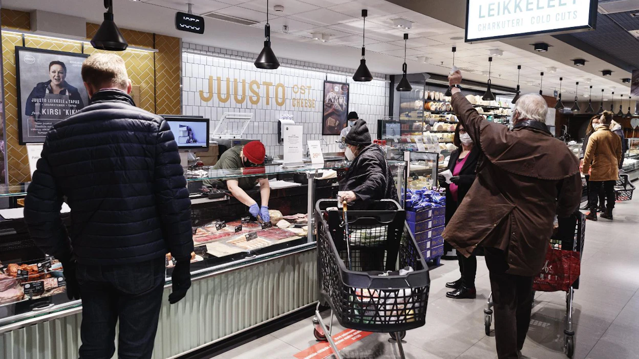Kuluttajat käyttivät rahojaan viime vuonna erityisesti päivittäistavarakaupassa, kodintekniikassa, rautakaupassa ja puutarha-alan liikkeissä. LEHTIKUVA / RONI REKOMAA