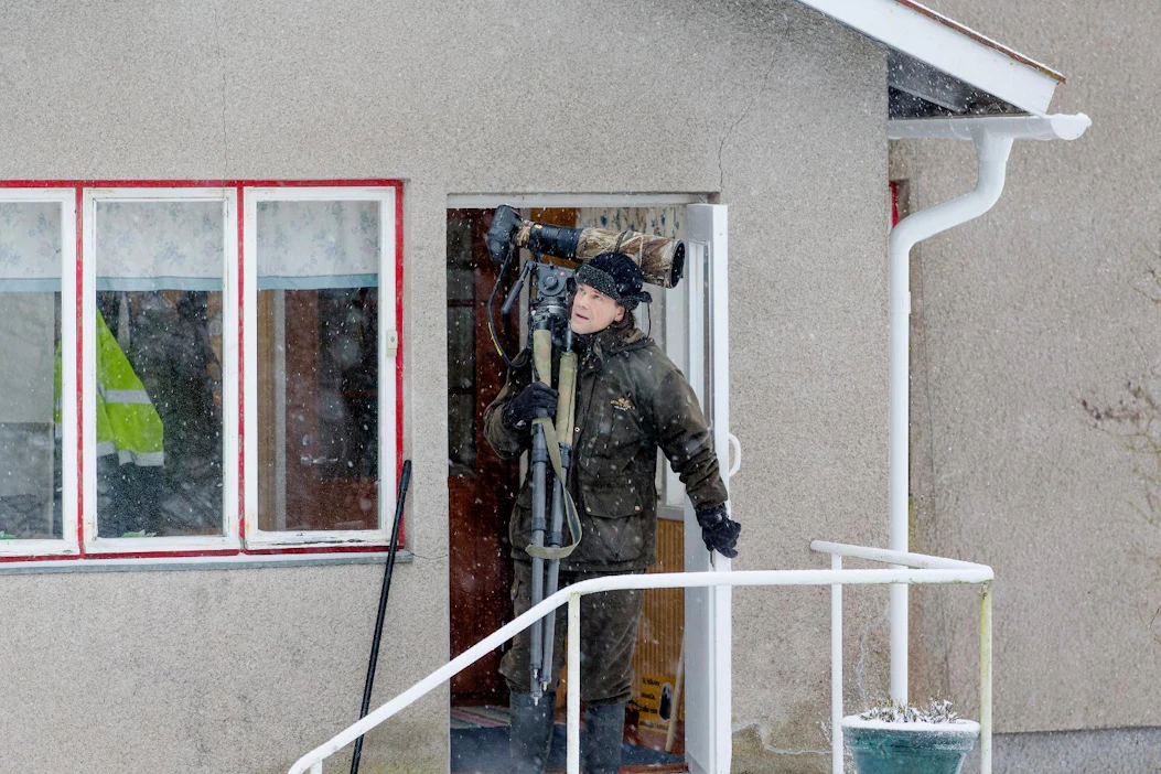 Kun Mauri Leivo astuu ulos kotiovestaan, mainio lintukuvauspaikka avautuu silmien eteen.