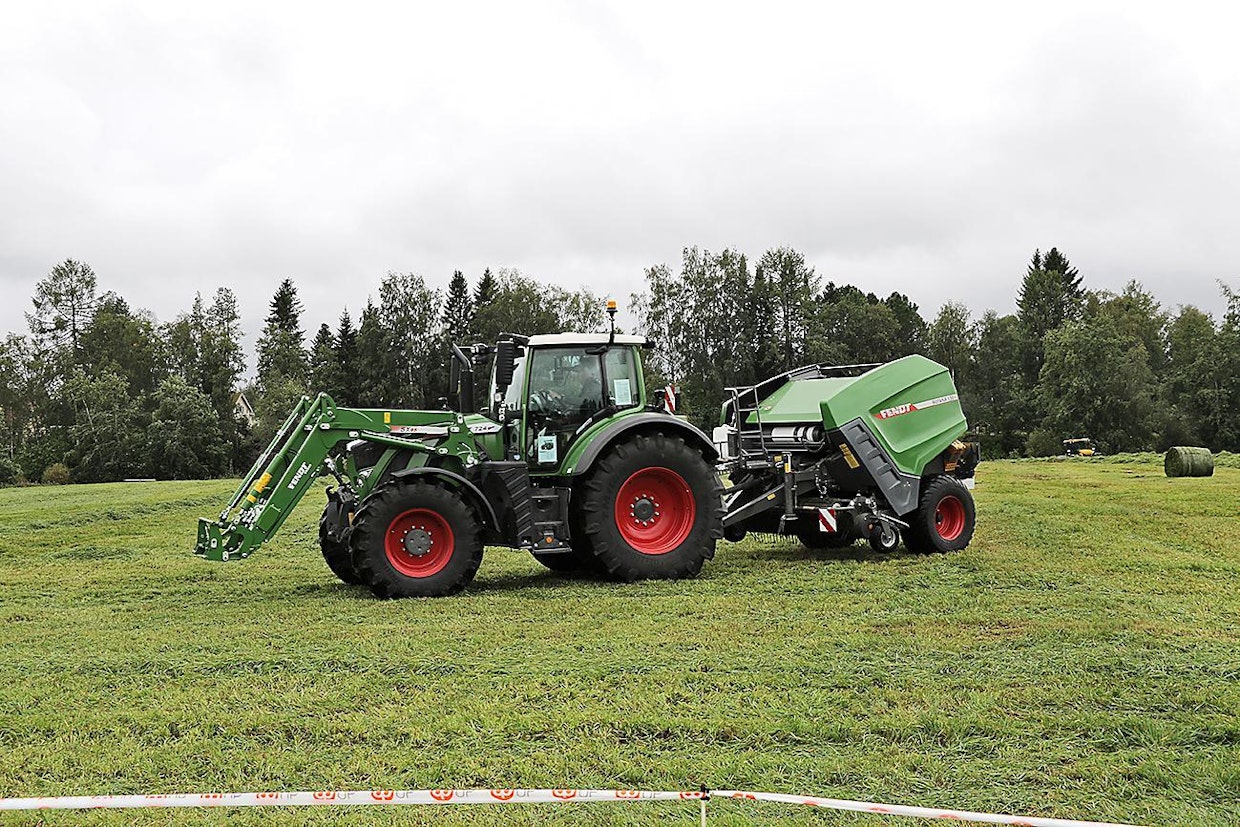Fendt-paalaimet osallistuivat ensi kertaa Suomessa järjestettävään työnäyökseen. Kuvassa Rotana 130 F -paalain, joka tekee 120 senttiä leveitä ja halkaisijaltaan 125 sentin paaleja. (UO)